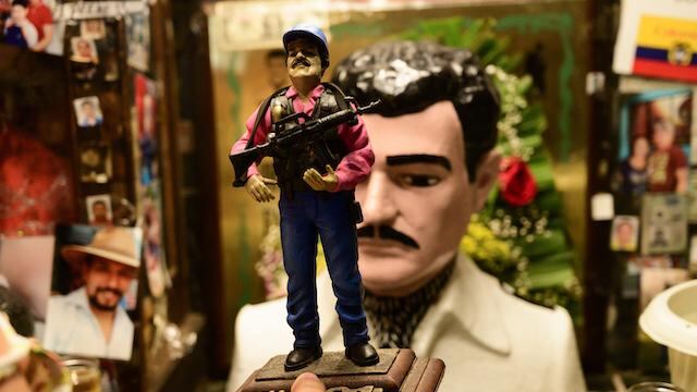 Pequeña figura de 'El Chapo' Guzmán a la venta en una capilla de Culiacán, Sinaloa.