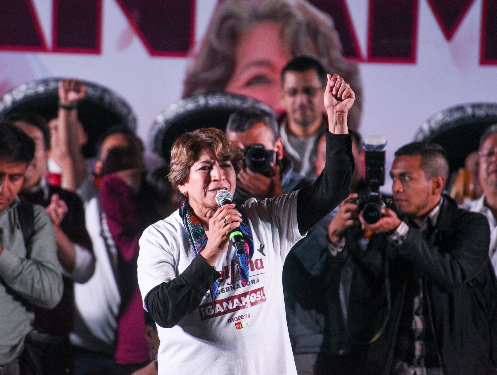 Delfina Gómez acompañada por la estructura de MORENA, PVEM y PT festejo su triunfo en el Estado de México.