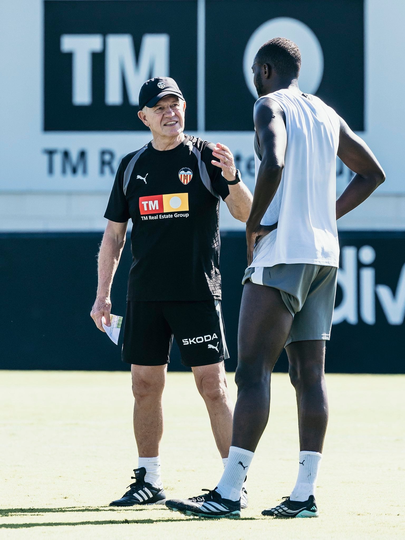 Javier Aguirre dirigió su primer entrenamiento con el Valencia
