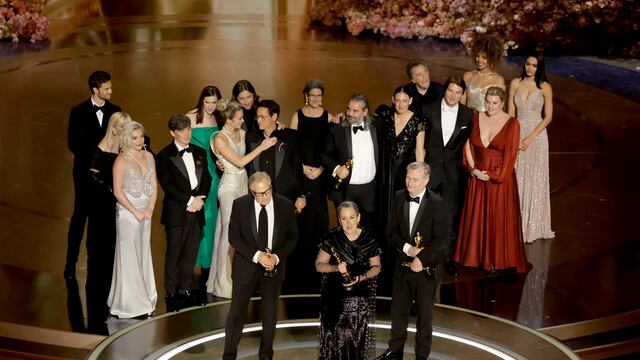 Oppenheimer recibe premio a Mejor Película en Premios Oscar 2024