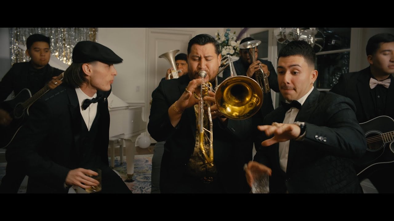 Peso Pluma y Eslabón Armado, Ella Baila Sola