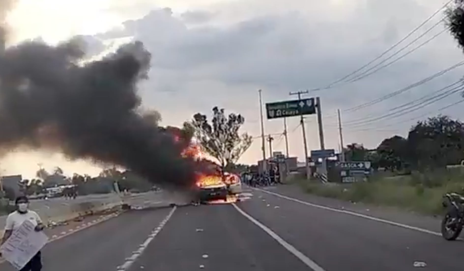 Bloqueo en Celaya deja autos incendiados tras protesta por joven asesinado