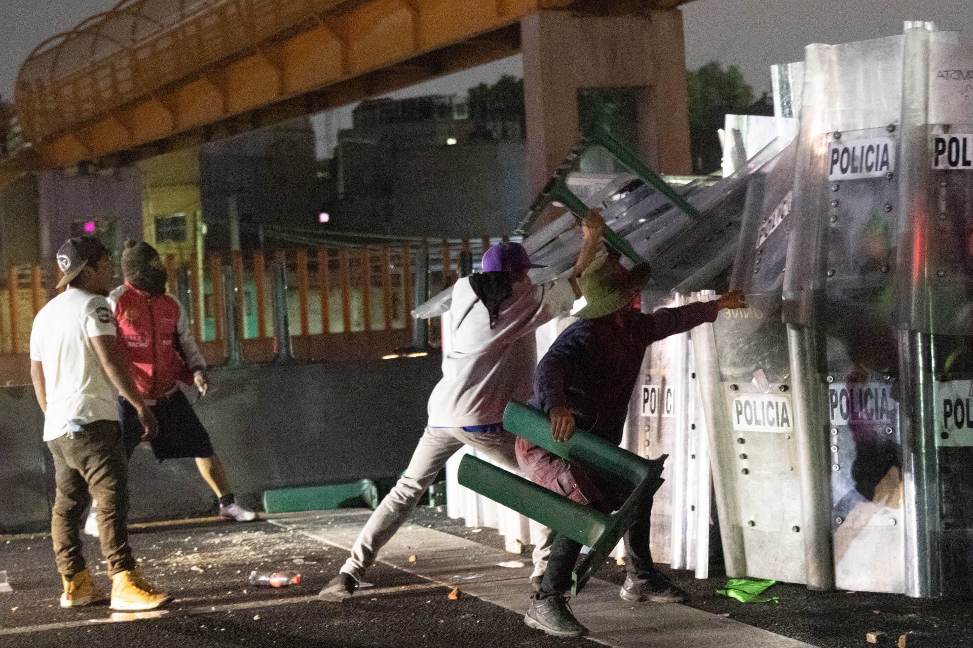 Migrantes ante bloqueo de policías de CDMX