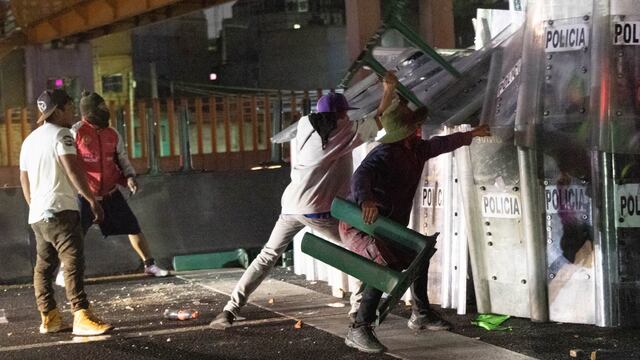 Migrantes ante bloqueo de policías de CDMX