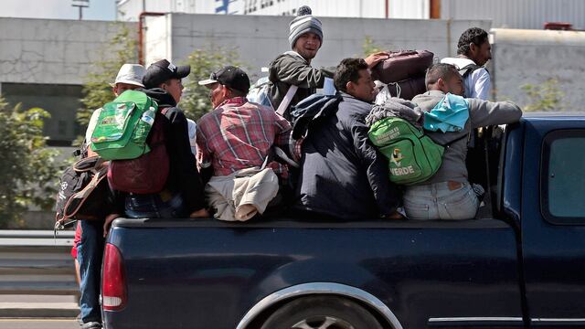 Migrantes sobre la México-Puebla. Miles en CDMX.