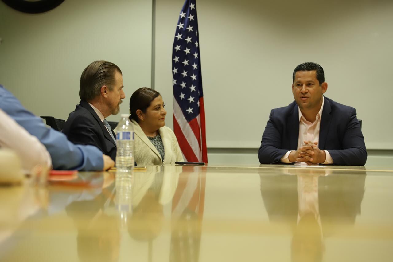 Durante su visita a Los Angeles, el gobernador se reunió con personal diplomático de la embajada mexicana.
