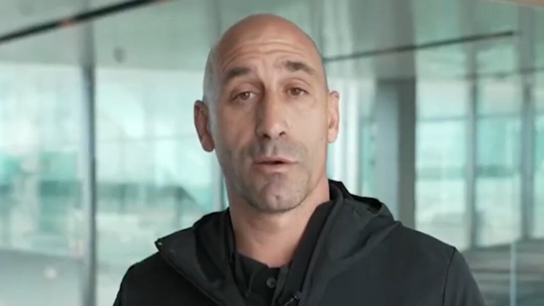 Luis Rubiales responde al acoso sobre Jennifer Hermoso; justifica argumentando “euforia”