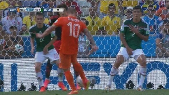 Sneijder metiendo gol a México