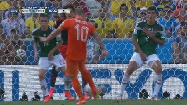 Sneijder metiendo gol a México