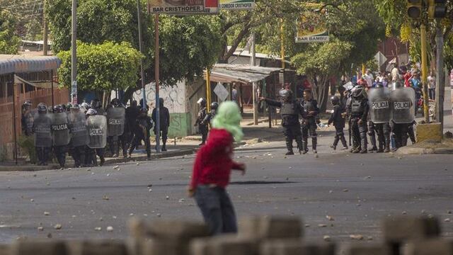 Agente antidisturbios se enfrentan con pobladores y estudiantes de la Universidad Politécnica de Nicaragua (UPOLI), en el cuarto día de protestas en contra de las reformas al Instituto Nicaragüense de Seguridad Social (INSS), en Managua.