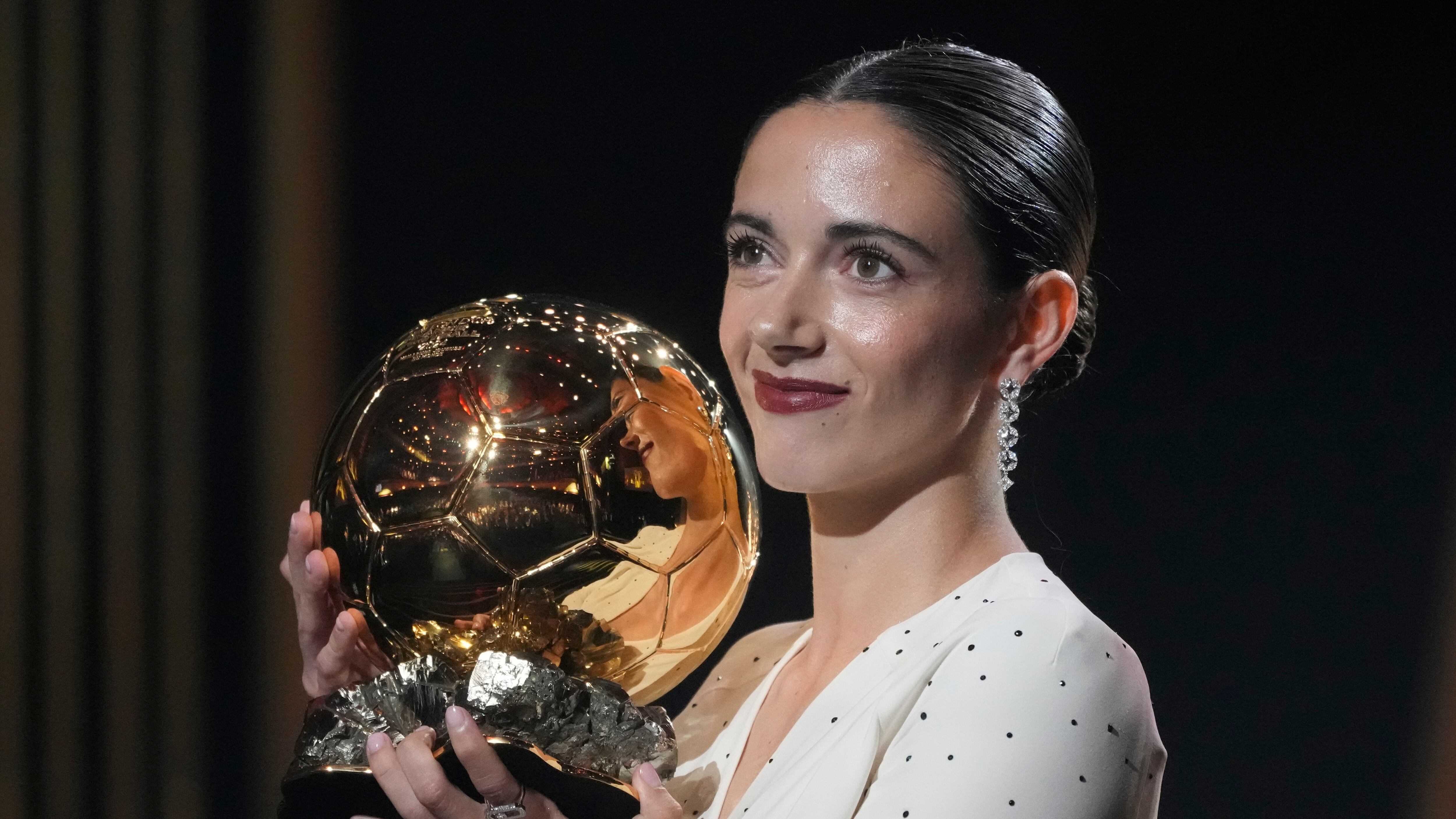 ¿Quién es Aitana Bonmatí, la ganadora del Balón de Oro femenil 2024?