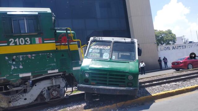 Una micro intenta ganarle paso a La Bestia y la embisten en Tlalnepantla, Estado de México