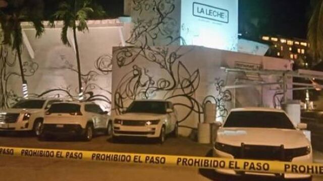 Levantados en restaurante en Puerto Vallarta.