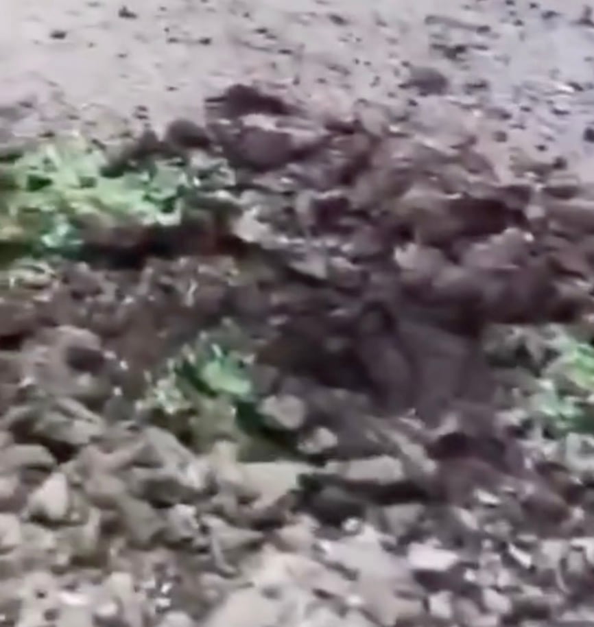 Hoyo que dejó la mina que explotó a sicarios del CJNG en Apatzingán, Michoacán