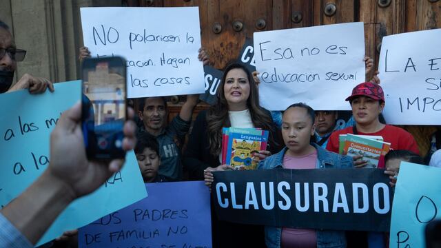 Cynthia López Castro clausuró oficinas de la SEP simbólicamente