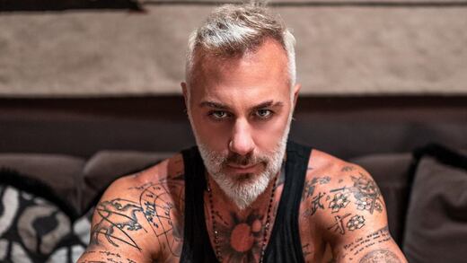 Gianluca Vacchi pone a bailar a los empleados de su casa