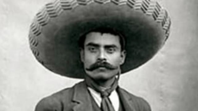Otros historiadores denuncian que Zapata usaba trajes lujosos de charro adinerado, y eso no embonaba con sus ideas libertarias.