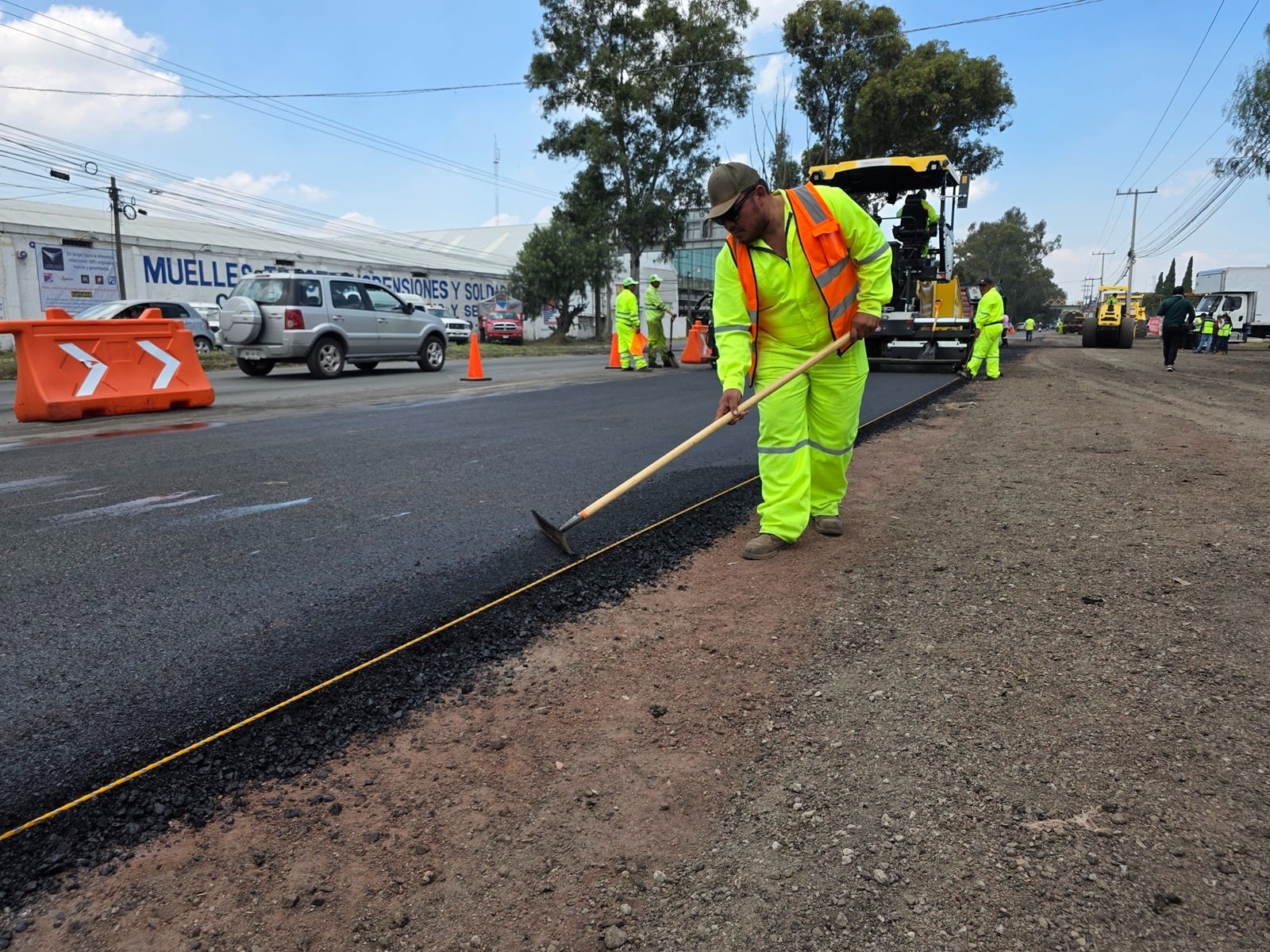 SICT avanza en entrega de trenes de repavimentación para modernizar carreteras.