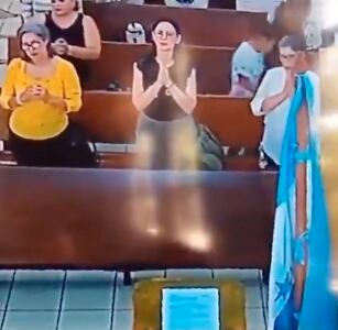 madre e hija roban a mujer en plena misa y queda grabado en video