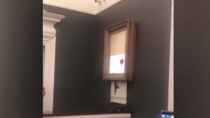 Obra de Banksy se autodestruye tras ser subastada (VIDEO)