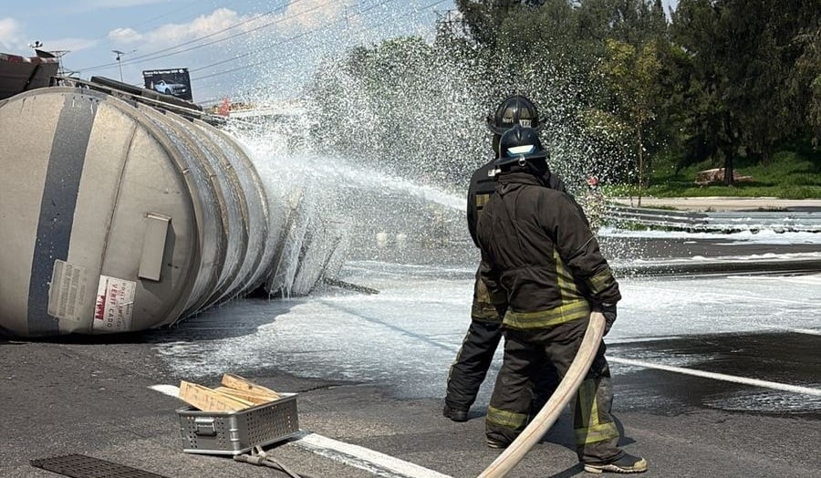 ¿Qué pasó en la autopista México-Pachuca? Pipa volcó a esta altura de Tlalnepantla, Estado de México