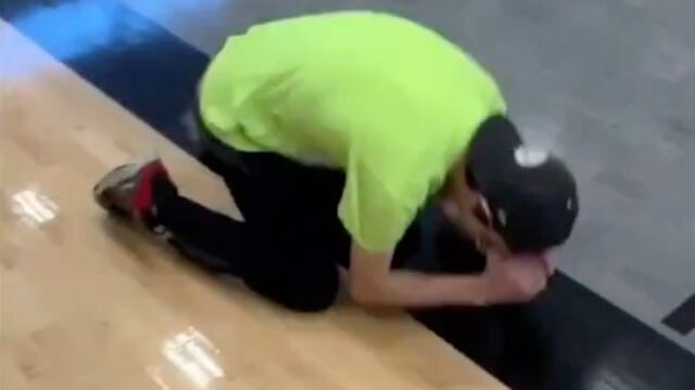 Sus amigos le compran zapatos.