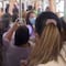 Día Internacional de la Mujer: le cantan las mañanitas a mujer rumbo a la marcha del #8M