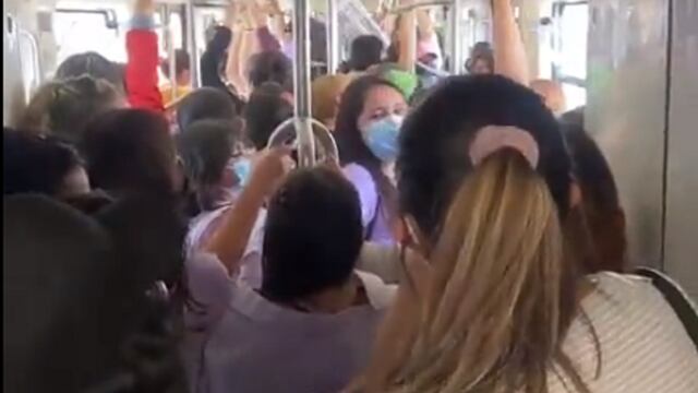 Mujeres cantan las mañanitas a compañera en el Metro