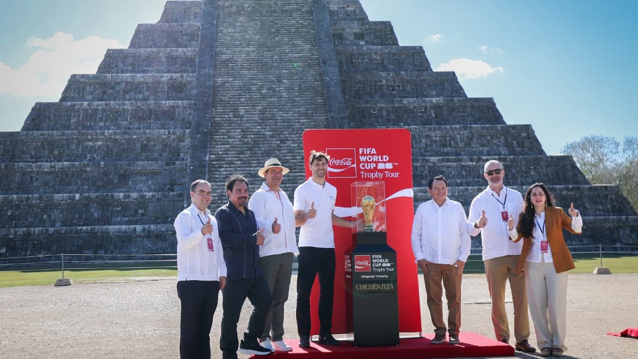 Joaquín Díaz Mena recibe la Copa del Mundo en Chichén Itzá