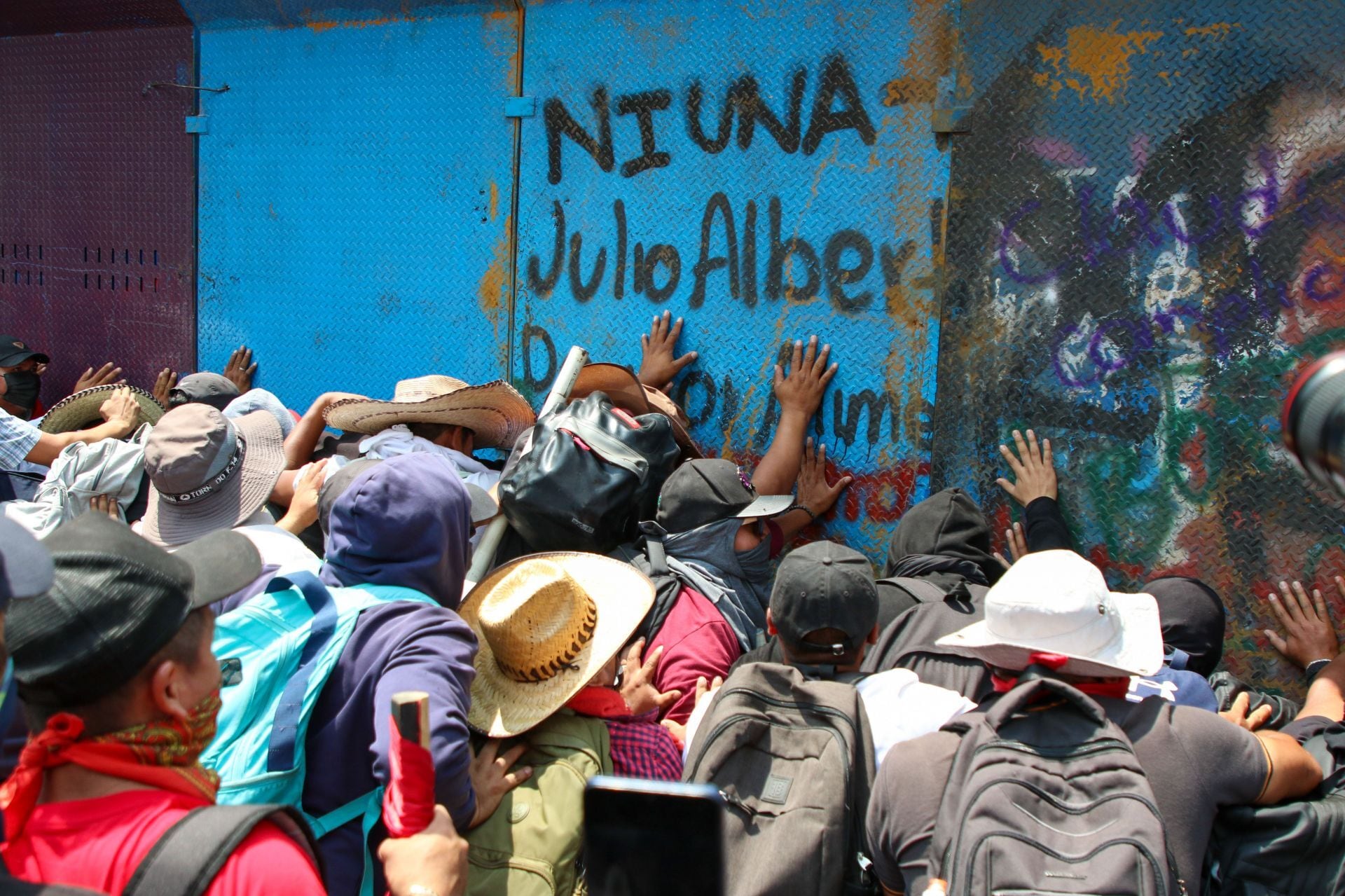 Protesta de la CNTE deja un herido por cohetones en CDMX