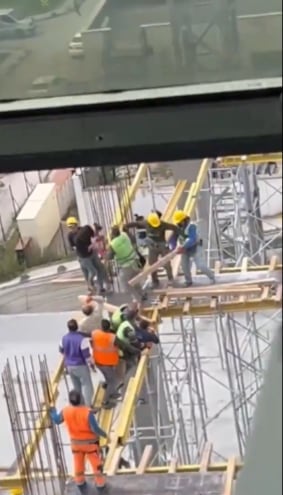 Pelea entre albañiles desde las alturas