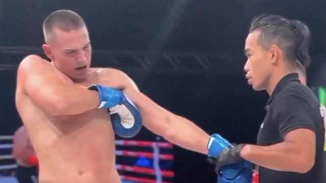 Peleador de MMA se acomoda el hombro y sigue peleando