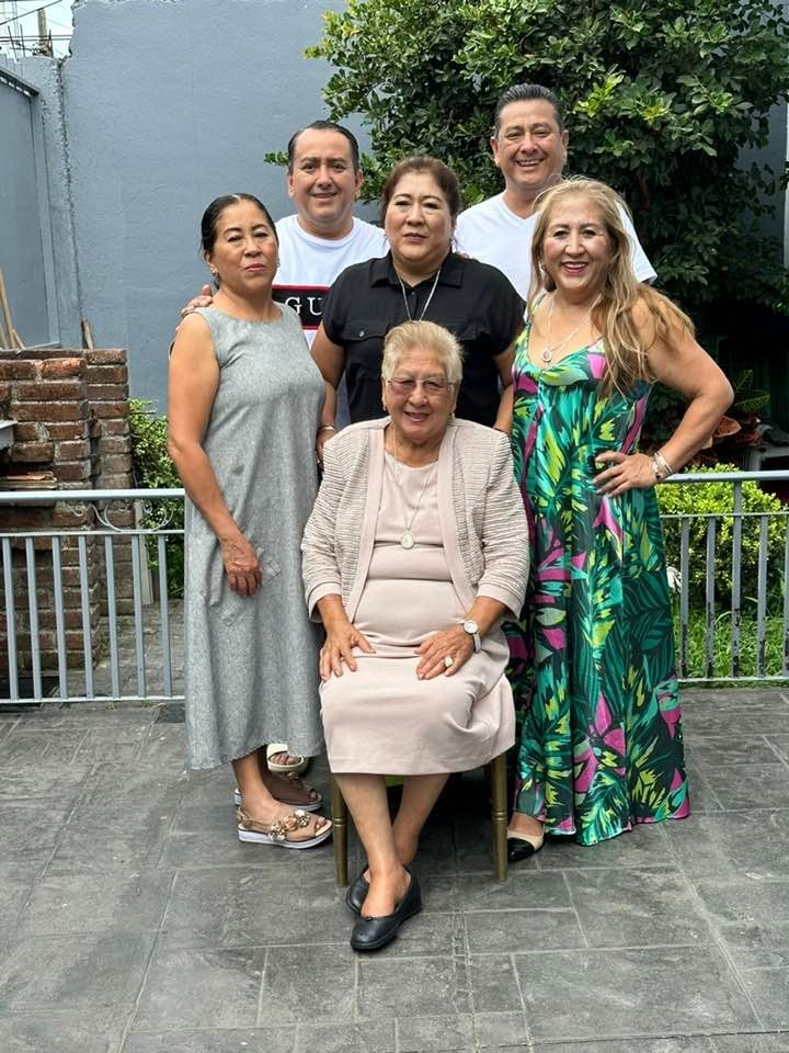 Roberto Ávila Tincoco con su hermano Hugo, sus hermanas y su mamá.
