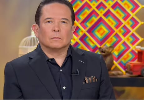 Gustavo Adolfo Infante al oír palabras de Joanna Vega-Biestro.
