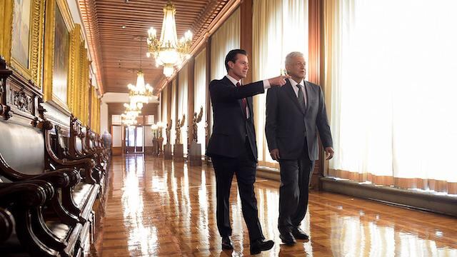 Enrique Peña Nieto y Andrés Manuel López Obrador caminan por Palacio Nacional.