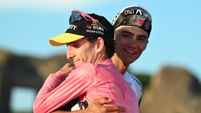 Simon Yates reconoció la labor de Isaac del Toro en el Giro de Italia contrario a los comentarios de Richard Carapaz