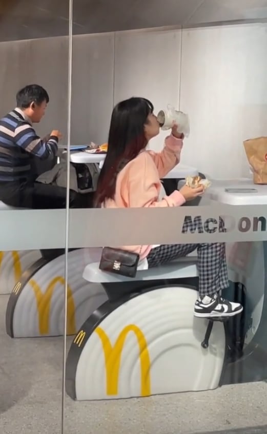 Mujer comiendo mientras pedalea bicicleta fija en McDonald´s