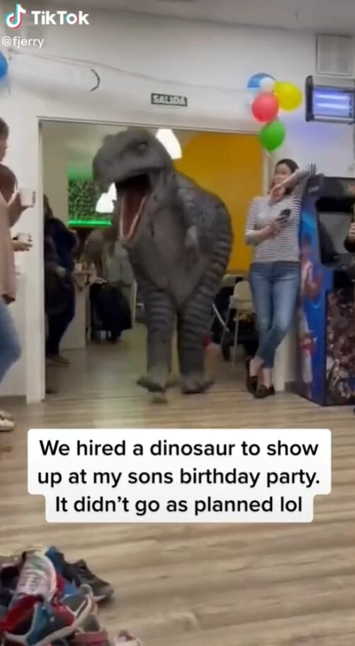 Contratan dinosaurio para cumpleaños infantil y los niños reaccionan aterrados