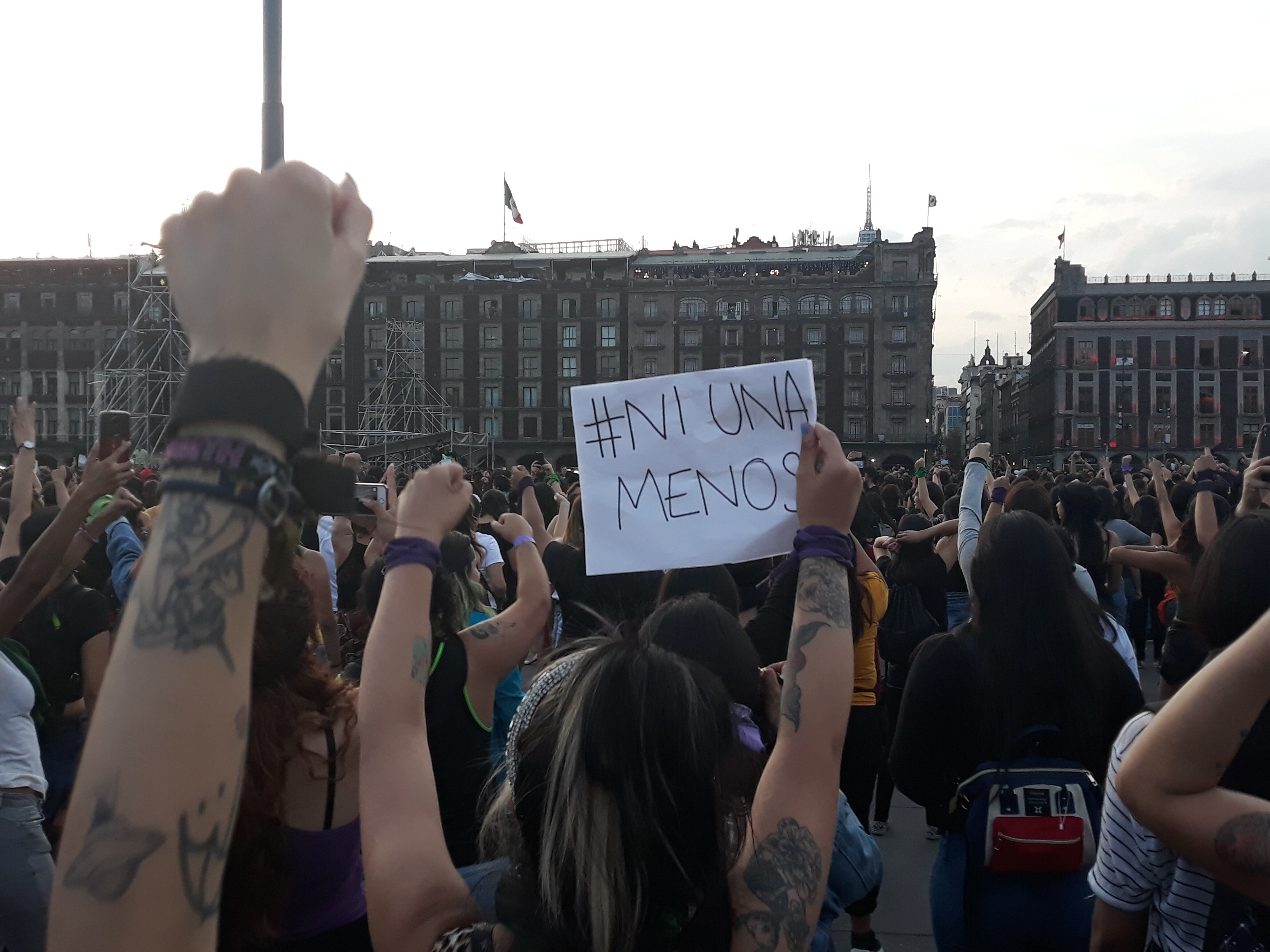 Detalles en "Un violador en tu camino" en México.