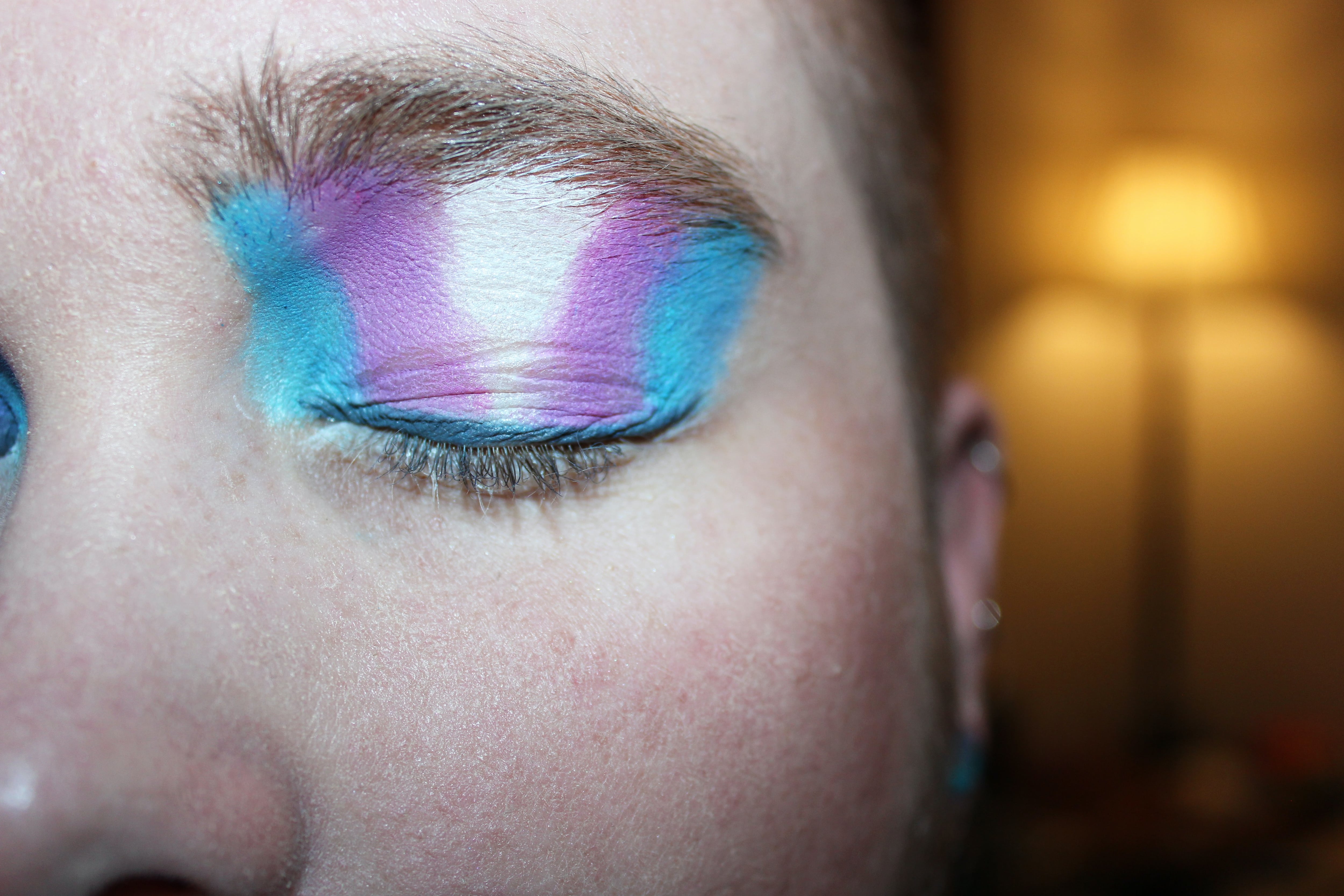 Maquillaje de la bandera trans
