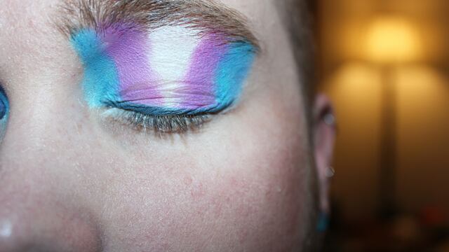 Maquillaje de la bandera trans