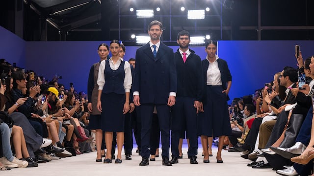 Presentación de los nuevos uniformes del personal de Aeroméxico diseñados por Yakampot en el Mercedes-Benz Fashion Week 2024.