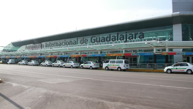 Aeropuerto de Guadalajara: Sacerdote jesuita denuncia corrupción: le quisieron cobrar 400 pesos por "levantar pasaje"