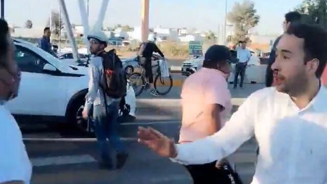 Pleito entre conductores y ciclistas genera caos en la Vía Atlixcáyotl