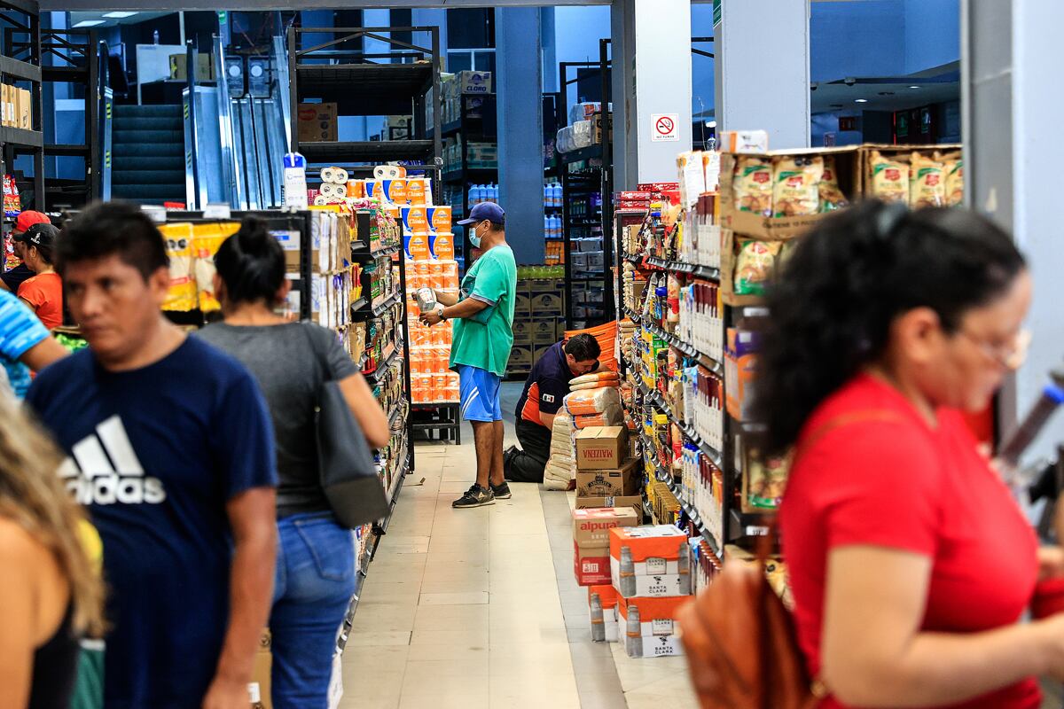 Supermercados en Acapulco vuelven a abrir tras paso de Huracán Otis