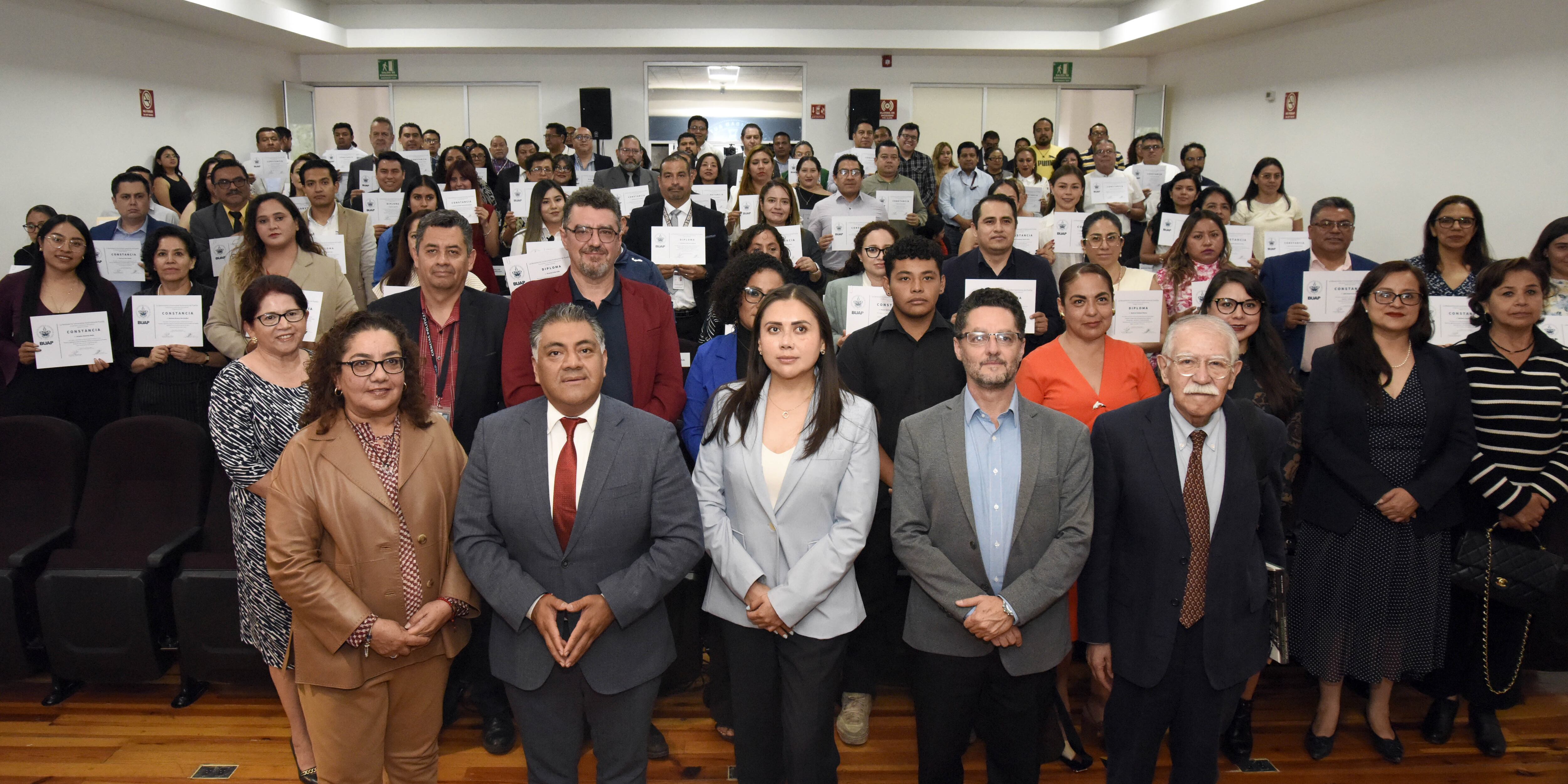 BUAP entrega constancias de capacitación a servidores públicos de Puebla.
