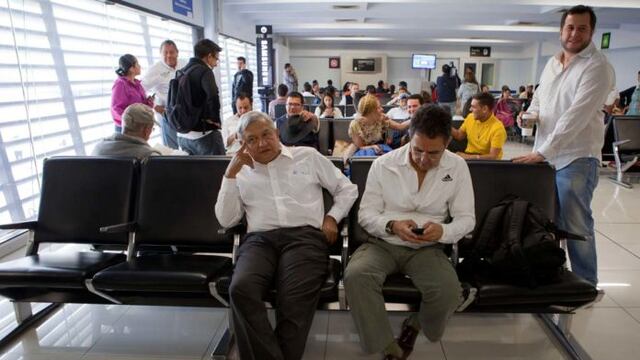 AMLO en la sala de espera de un aeropuerto
