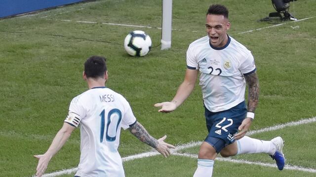 Martínez festeja con Messi.