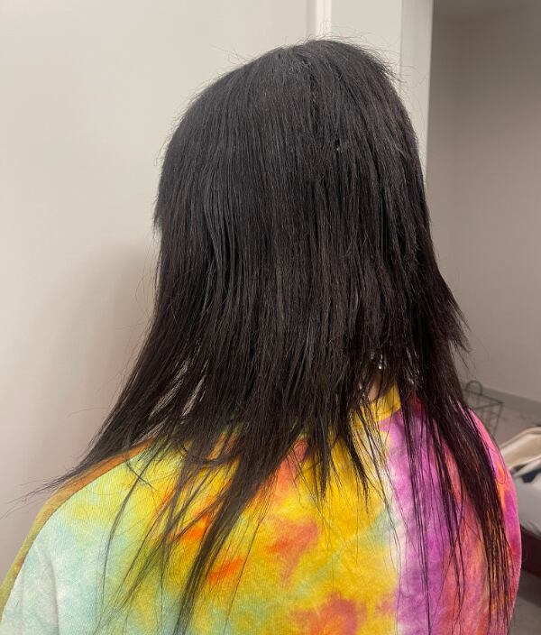 Quería ser rubia y terminó sin cabello