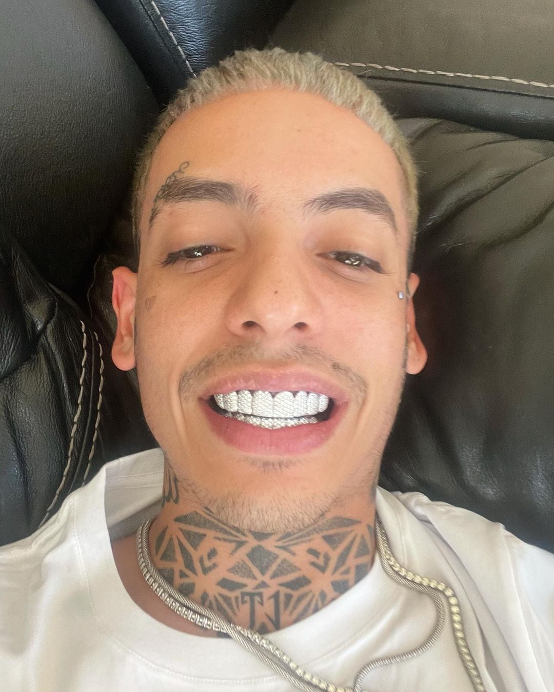 Natanael Cano con dientes de diamantes